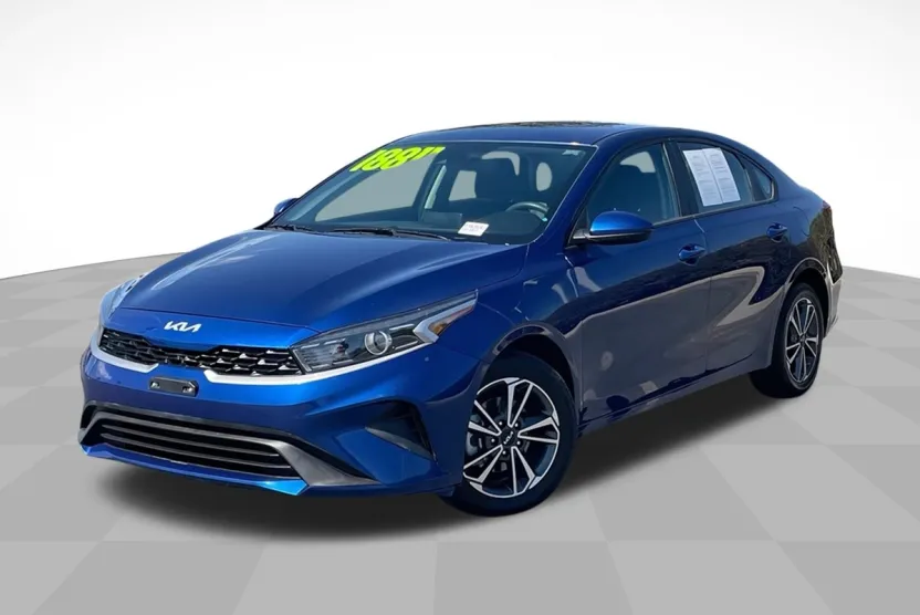 2023 Kia Forte LXS photo 1