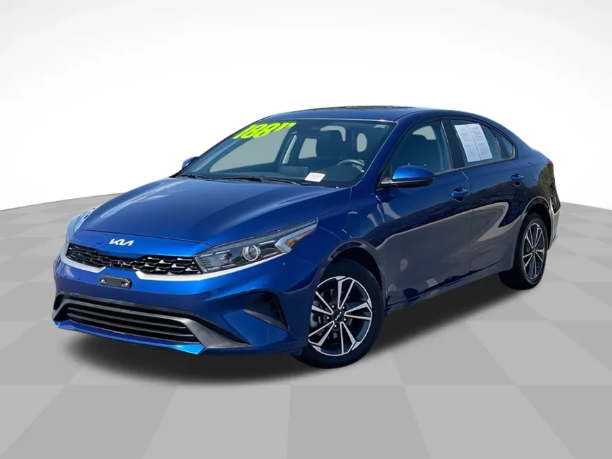 2023 Kia Forte LXS photo 1