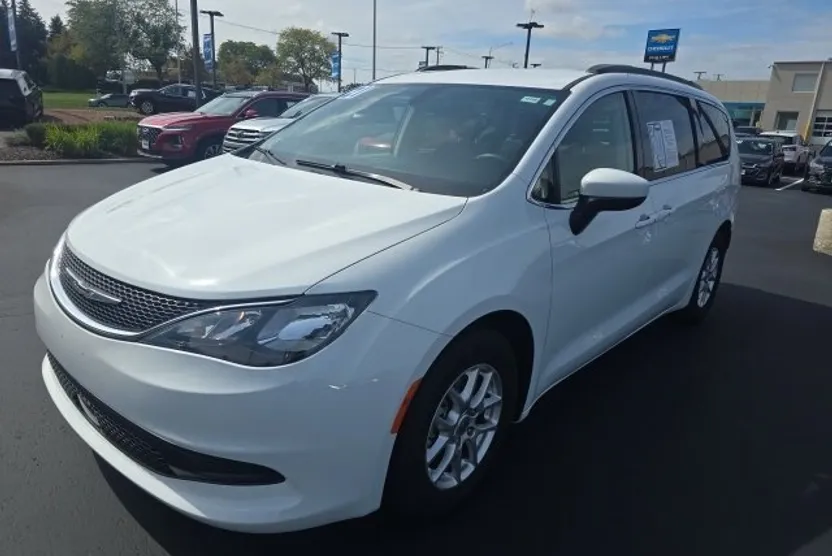 2021 Chrysler Voyager LXi photo 1