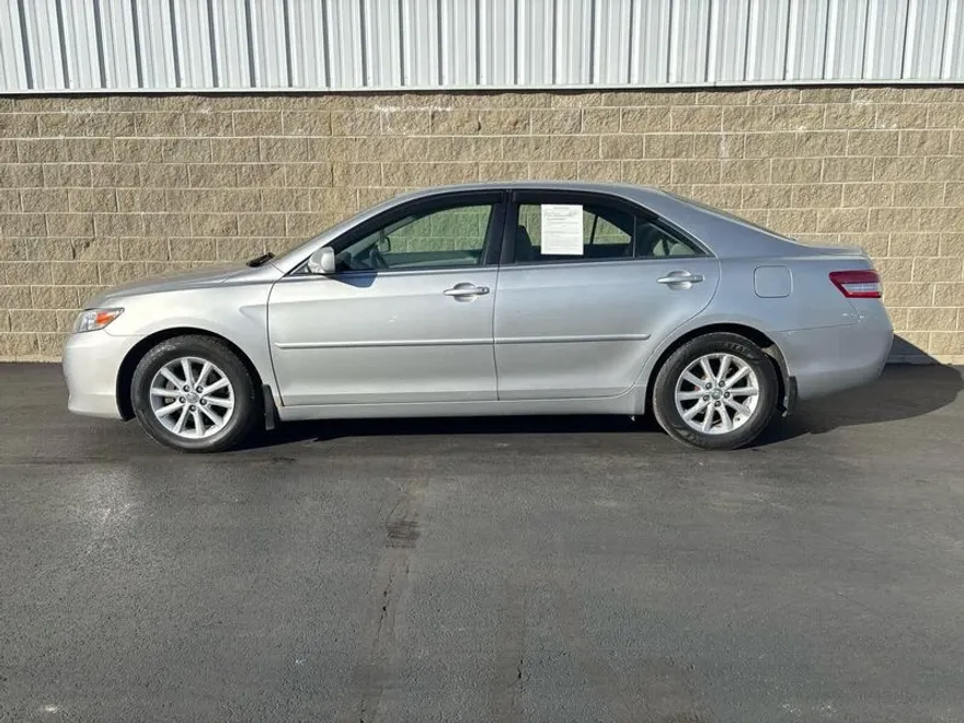2010 Toyota Camry XLE photo 2