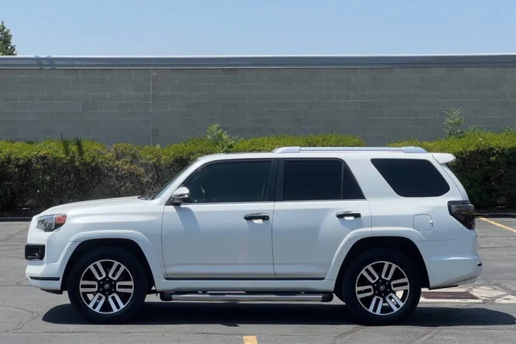 2016 Toyota 4Runner Limited photo 1