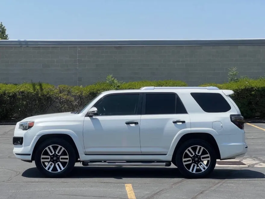 2016 Toyota 4Runner Limited photo 1
