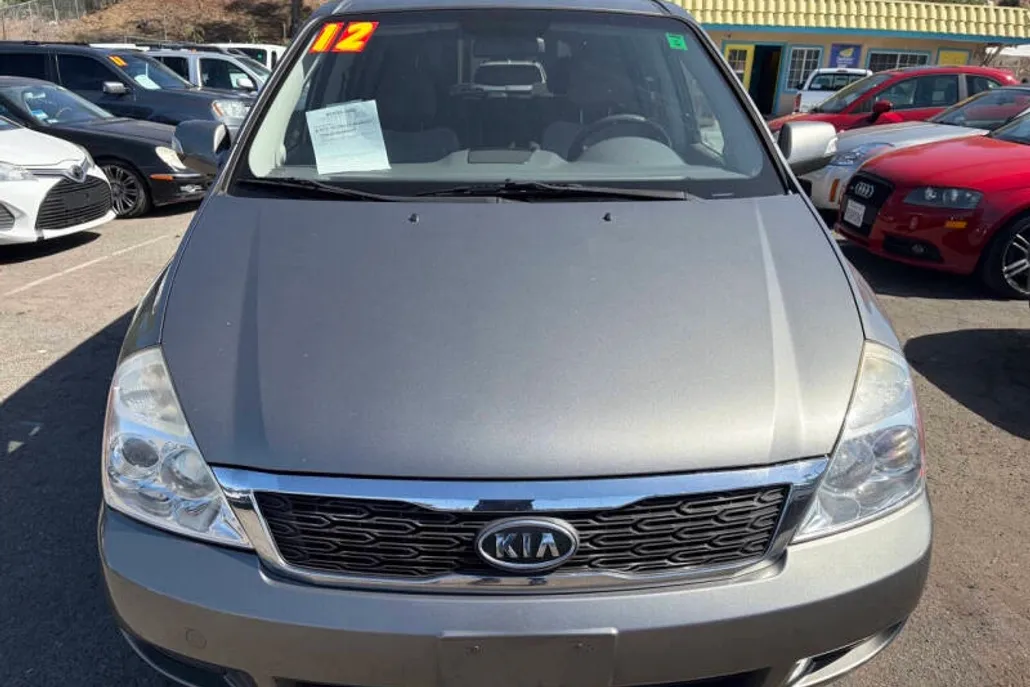 2012 Kia Sedona LX photo 1