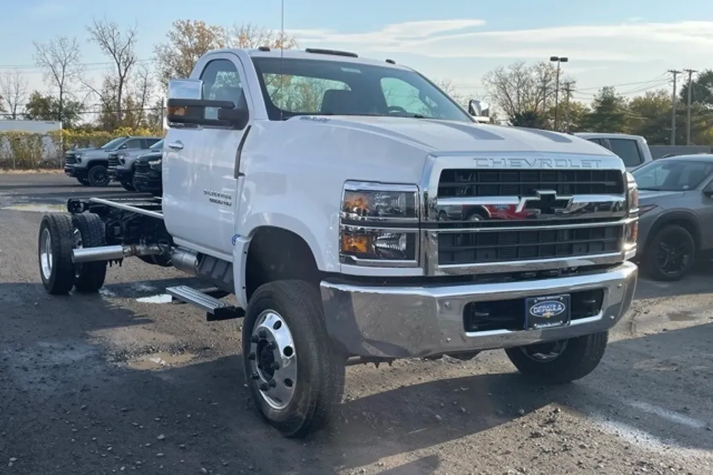 2024 Chevrolet Silverado 6500HD photo 1