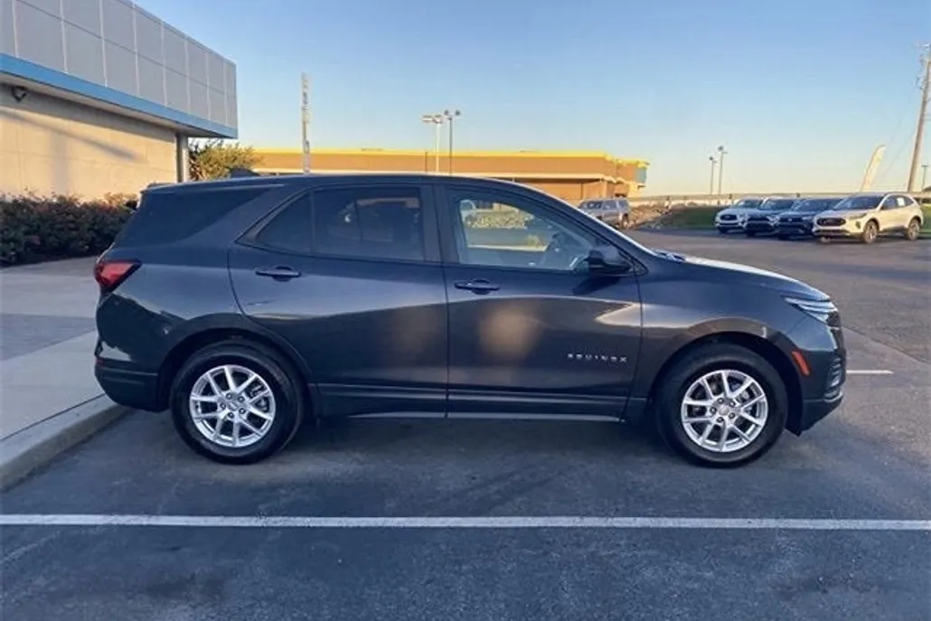 2022 Chevrolet Equinox LS photo 1