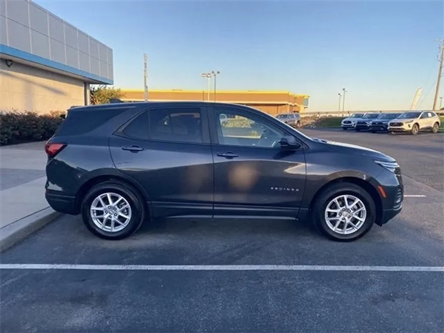 2022 Chevrolet Equinox LS photo 1