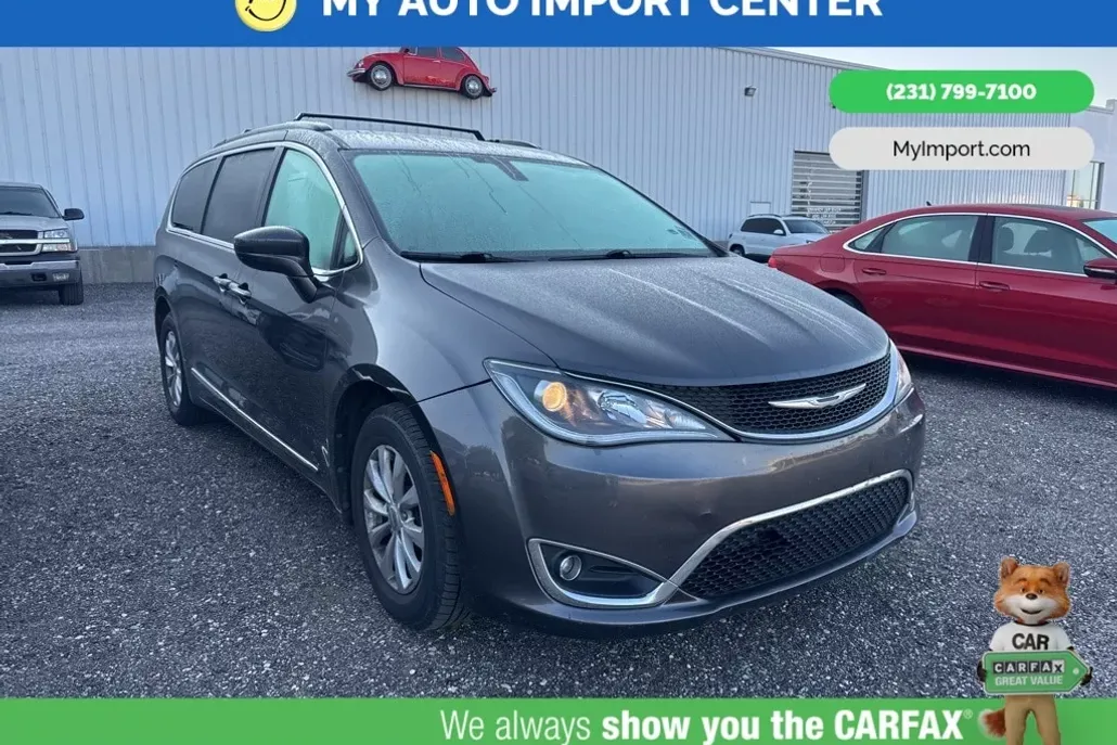 2017 Chrysler Pacifica Touring L photo 1