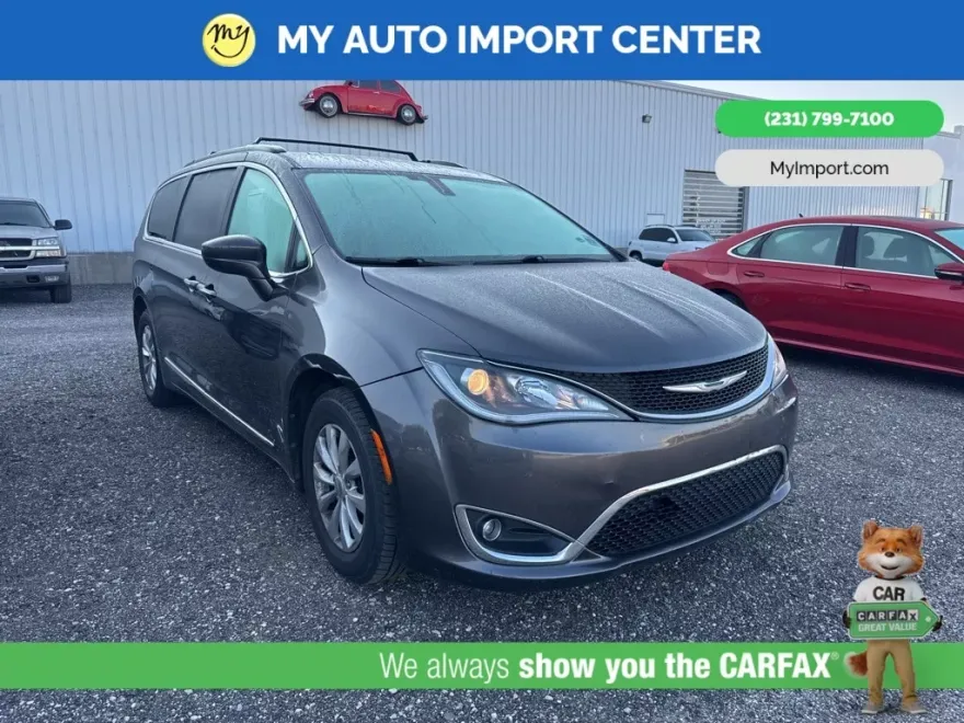 2017 Chrysler Pacifica Touring L photo 1