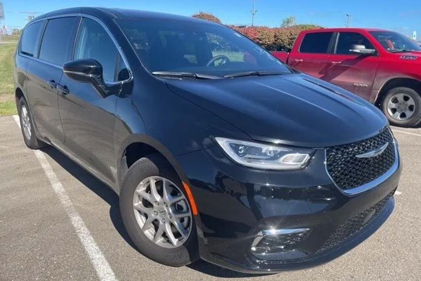 2025 Chrysler Pacifica photo 1