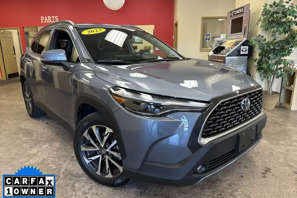 2023 Toyota Corolla Cross XLE photo 1