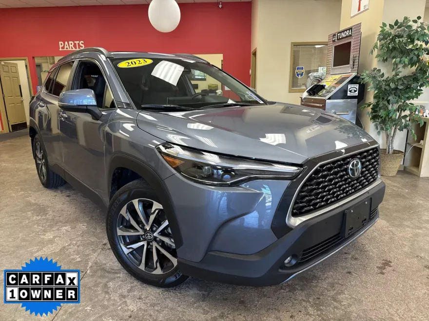 2023 Toyota Corolla Cross XLE photo 1