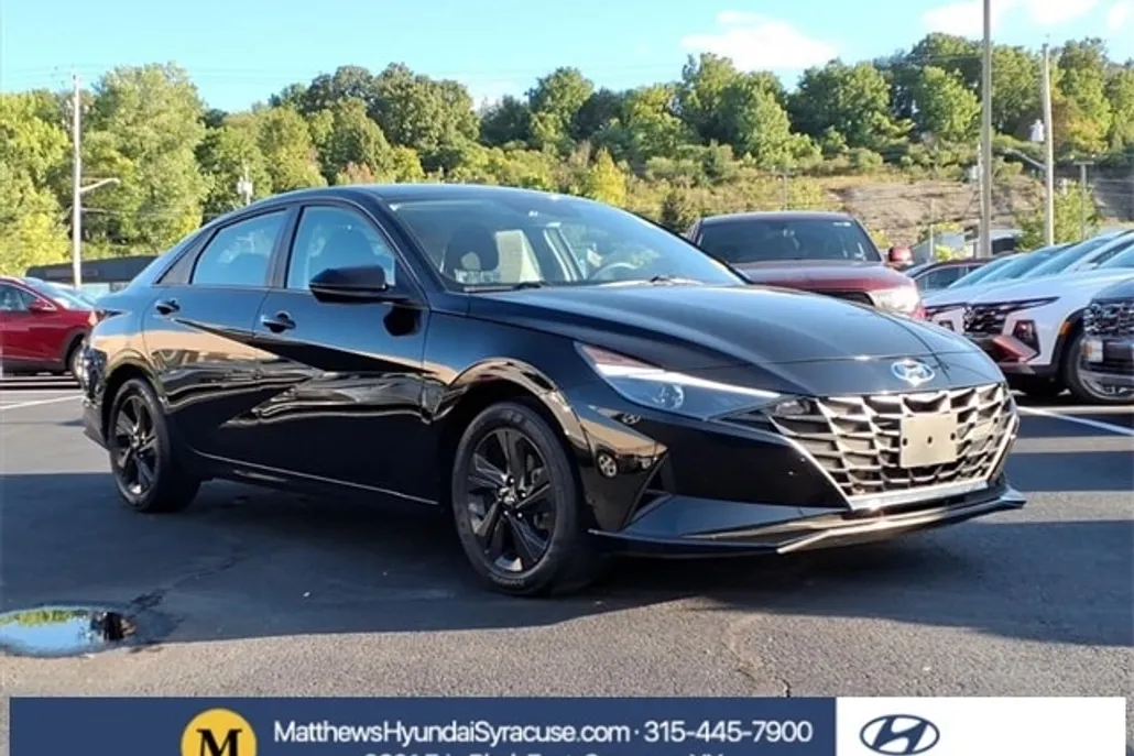 2023 Hyundai Elantra SEL photo 1