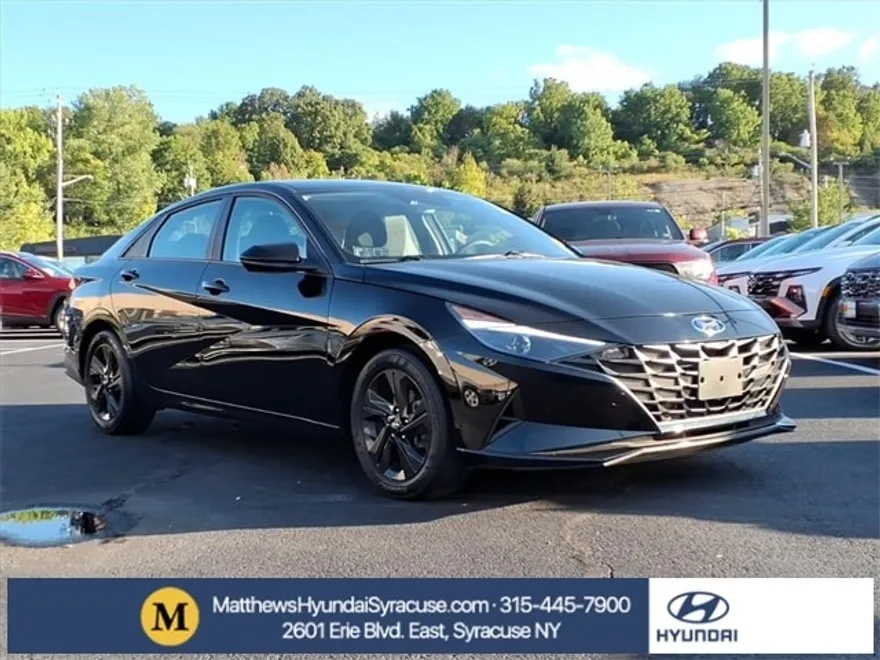 2023 Hyundai Elantra SEL photo 1