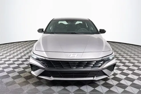 2025 Hyundai Elantra SEL Sport photo 2