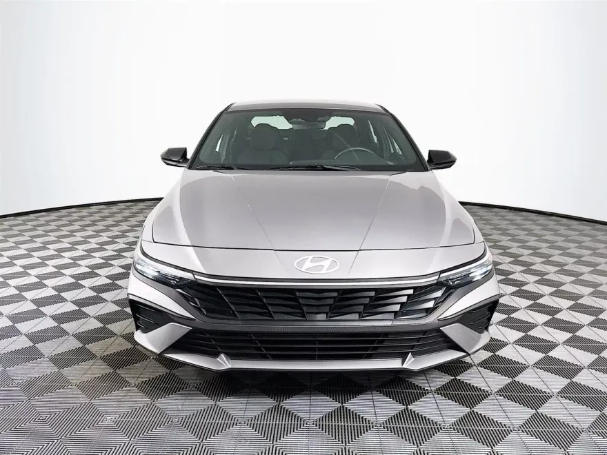 2025 Hyundai Elantra SEL Sport photo 2