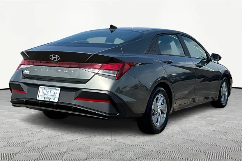 2024 Hyundai Elantra SE photo 1