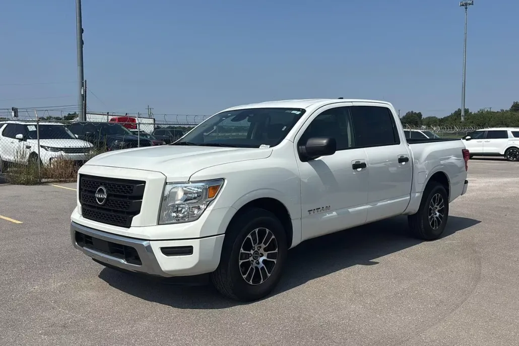 2023 Nissan Titan SV photo 1