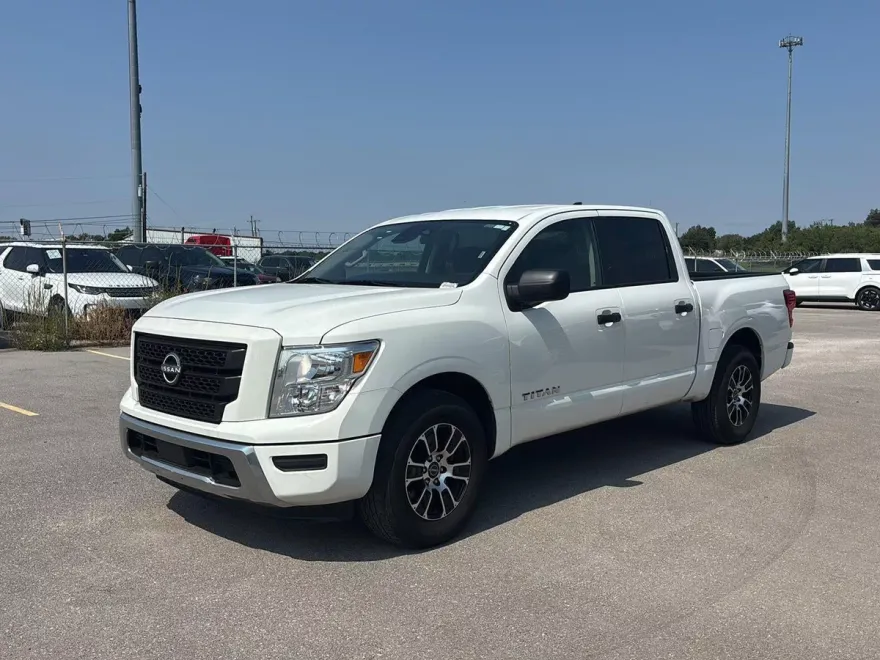 2023 Nissan Titan SV photo 1