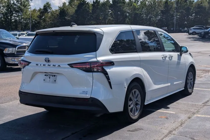 2021 Toyota Sienna XLE photo 1