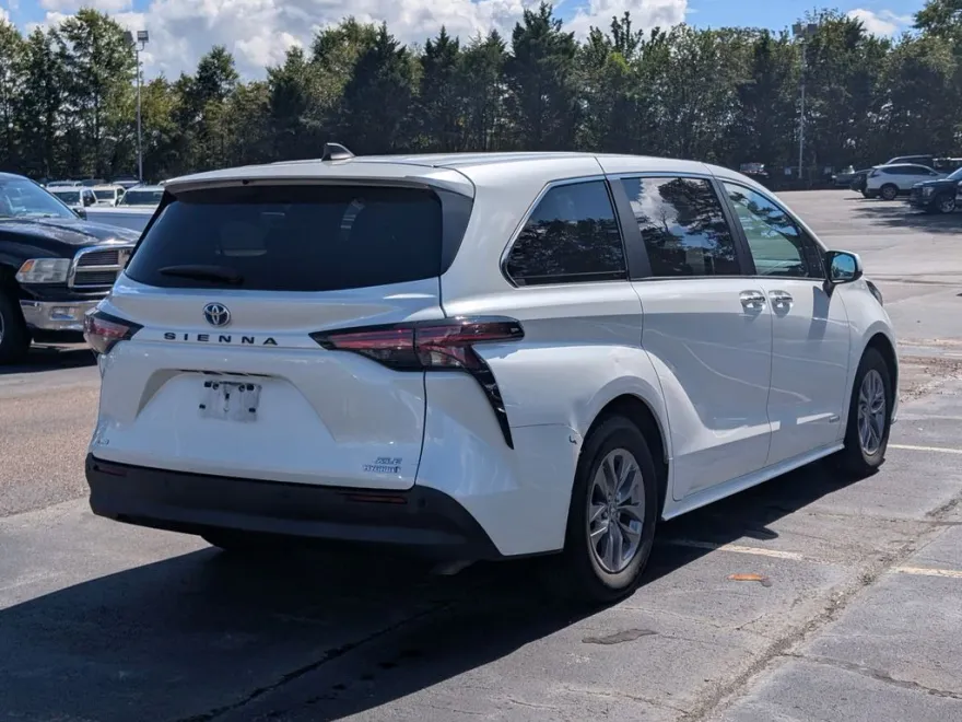 2021 Toyota Sienna XLE photo 1