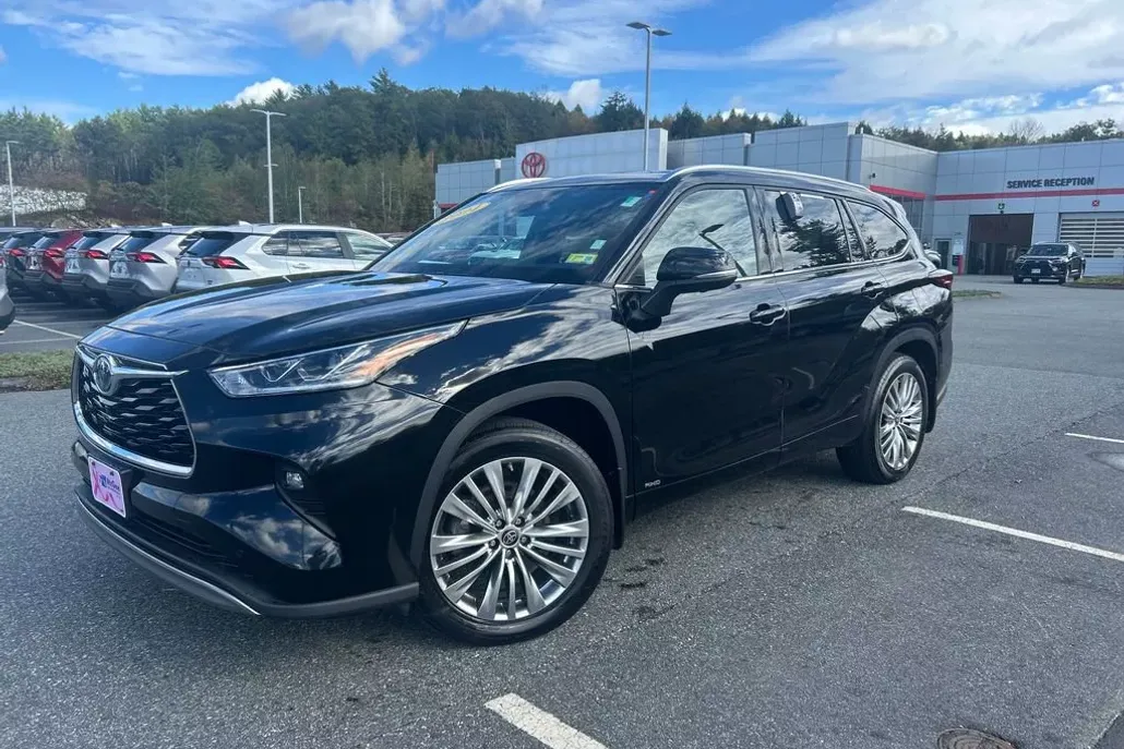 2024 Toyota Highlander Platinum photo 1