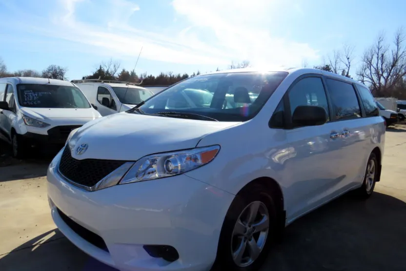 2014 Toyota Sienna photo 1