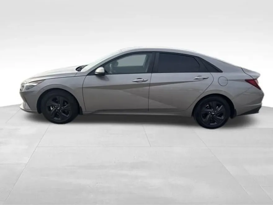 2022 Hyundai Elantra SEL photo 1