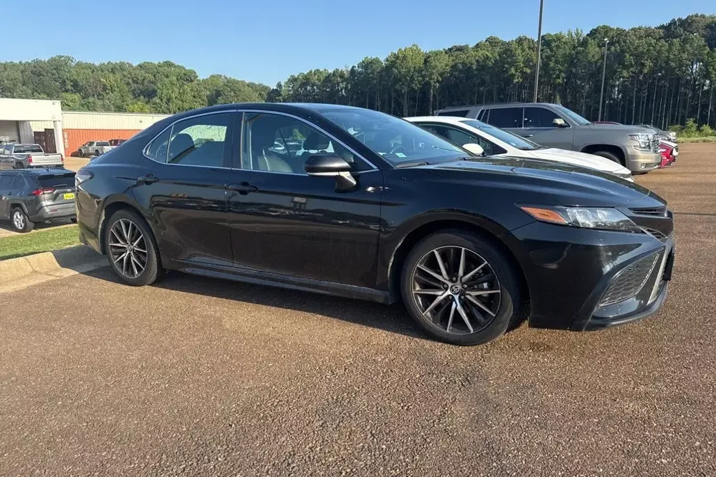 2023 Toyota Camry SE photo 1
