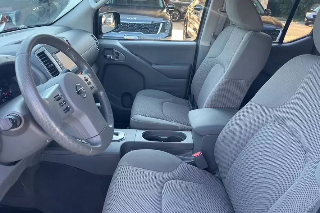 2021 Nissan Frontier Crew Cab photo 1