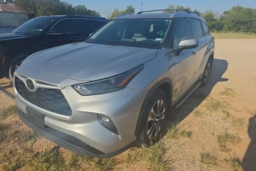 2022 Toyota Highlander XLE photo 1