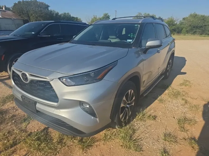 2022 Toyota Highlander XLE photo 1