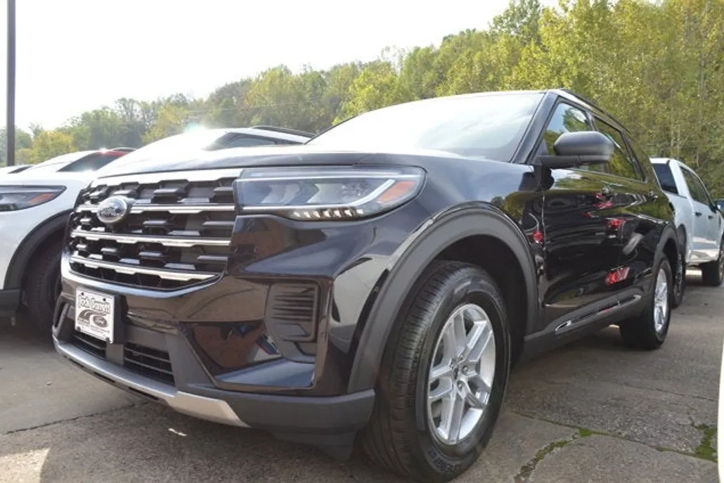 2025 Ford Explorer photo 1