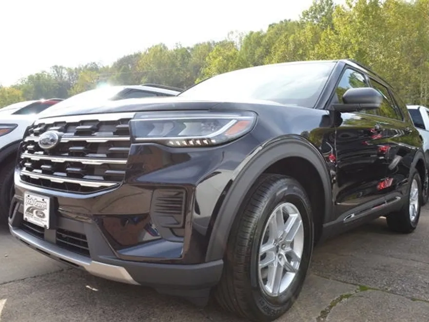 2025 Ford Explorer photo 1