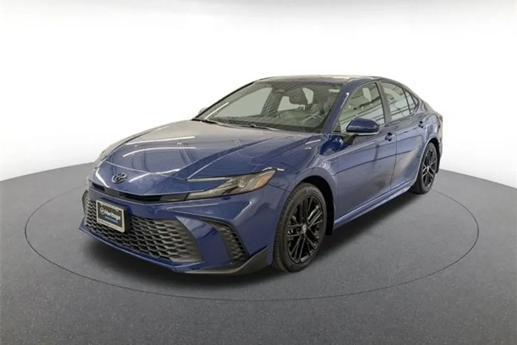 2025 Toyota Camry SE photo 1