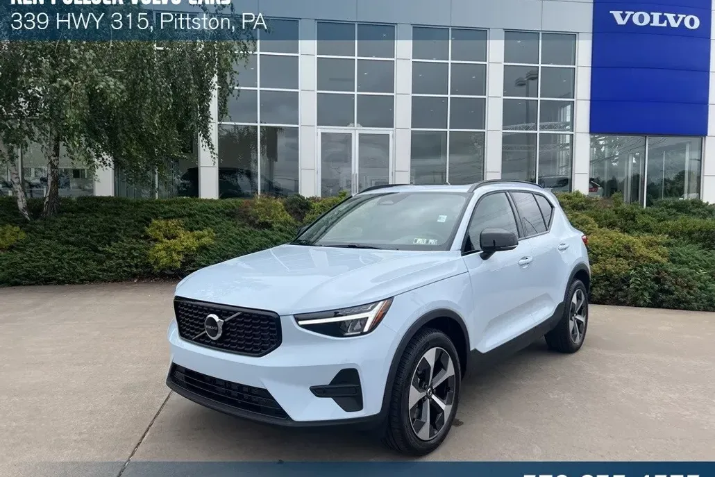 2026 Volvo XC40 Core photo 1
