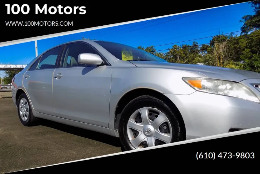 2010 Toyota Camry LE photo 1