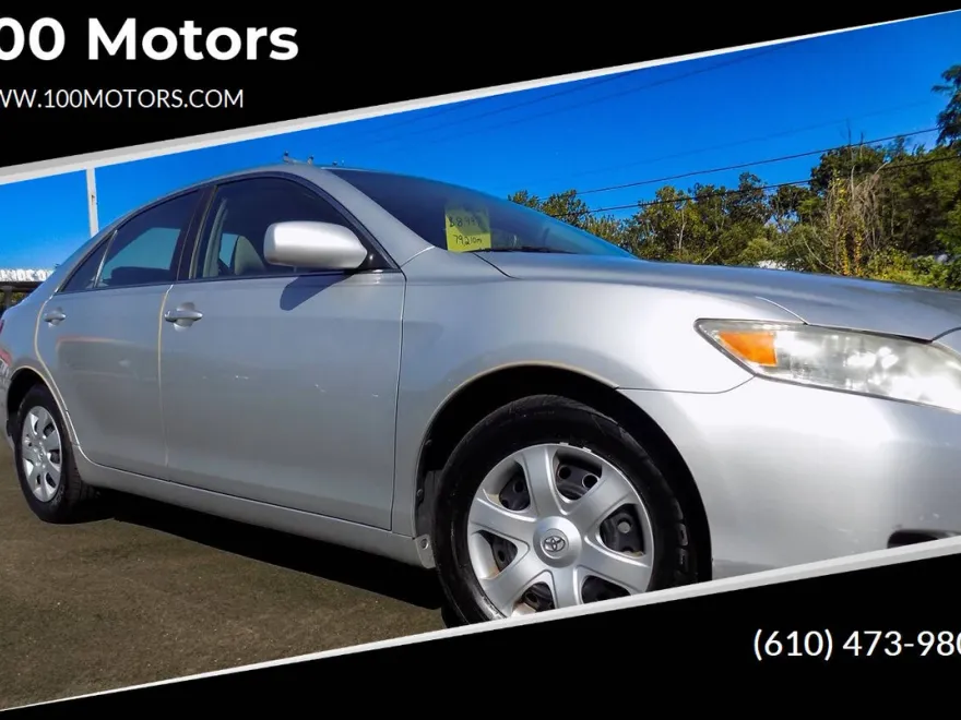 2010 Toyota Camry LE photo 1