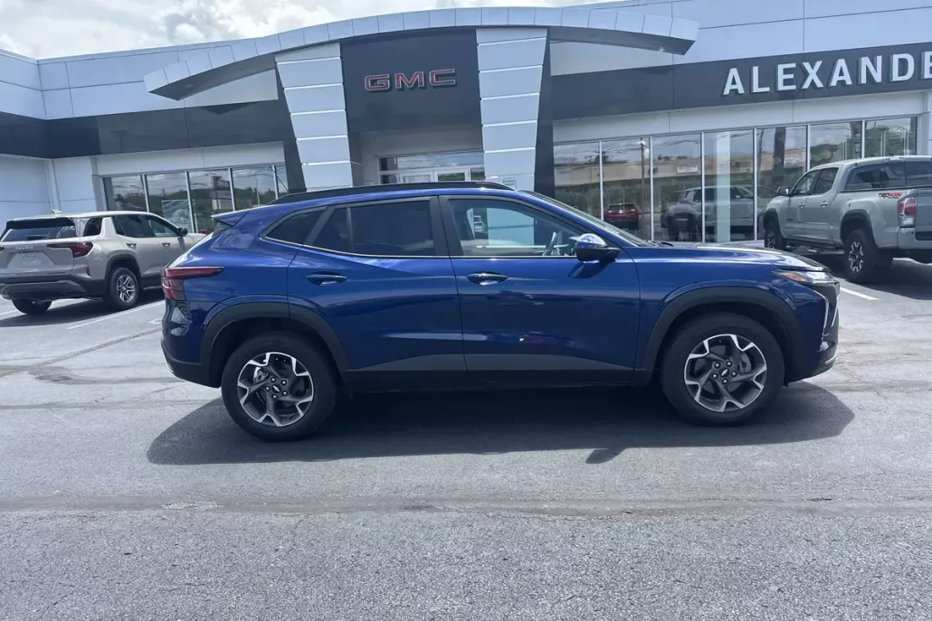 2024 Chevrolet Trax LT photo 1