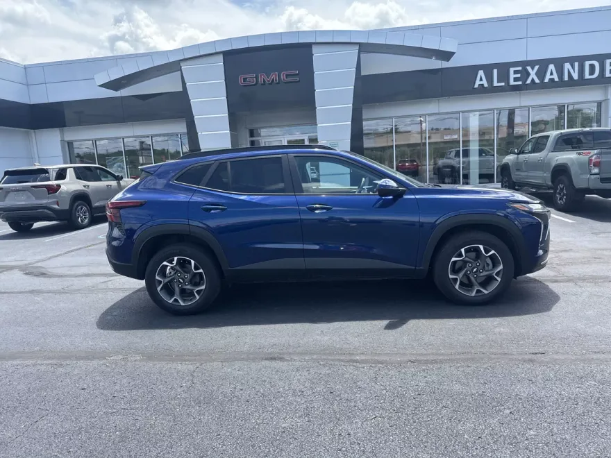2024 Chevrolet Trax LT photo 1