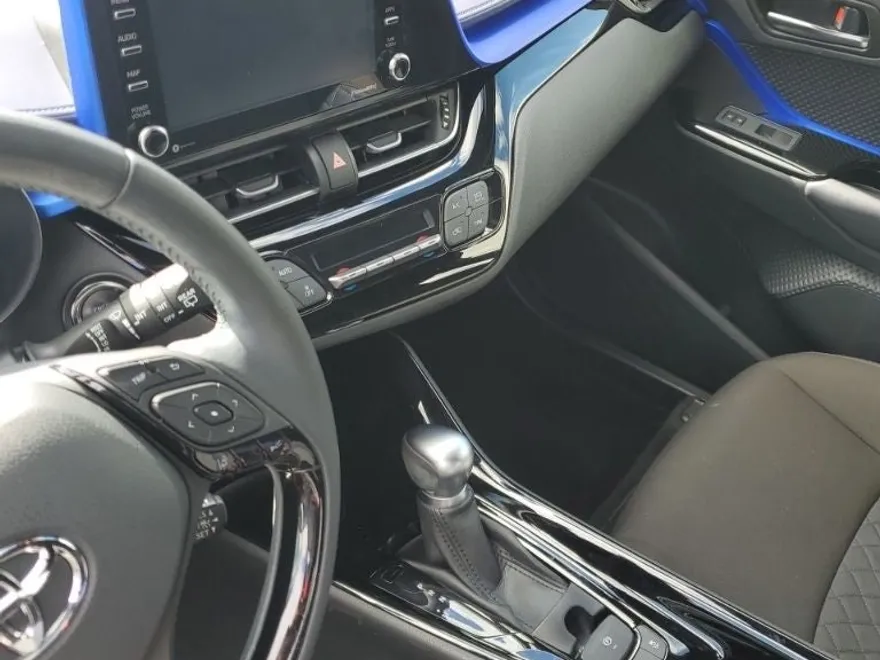 2020 Toyota C-HR XLE photo 1