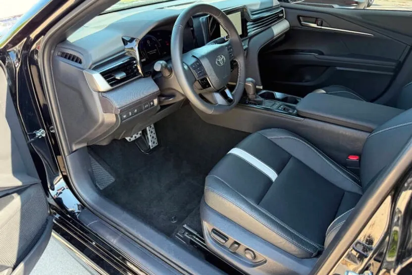 2025 Toyota Camry SE photo 1