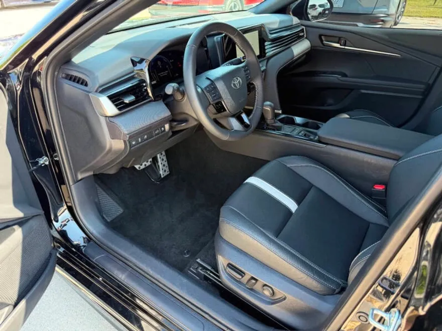 2025 Toyota Camry SE photo 1