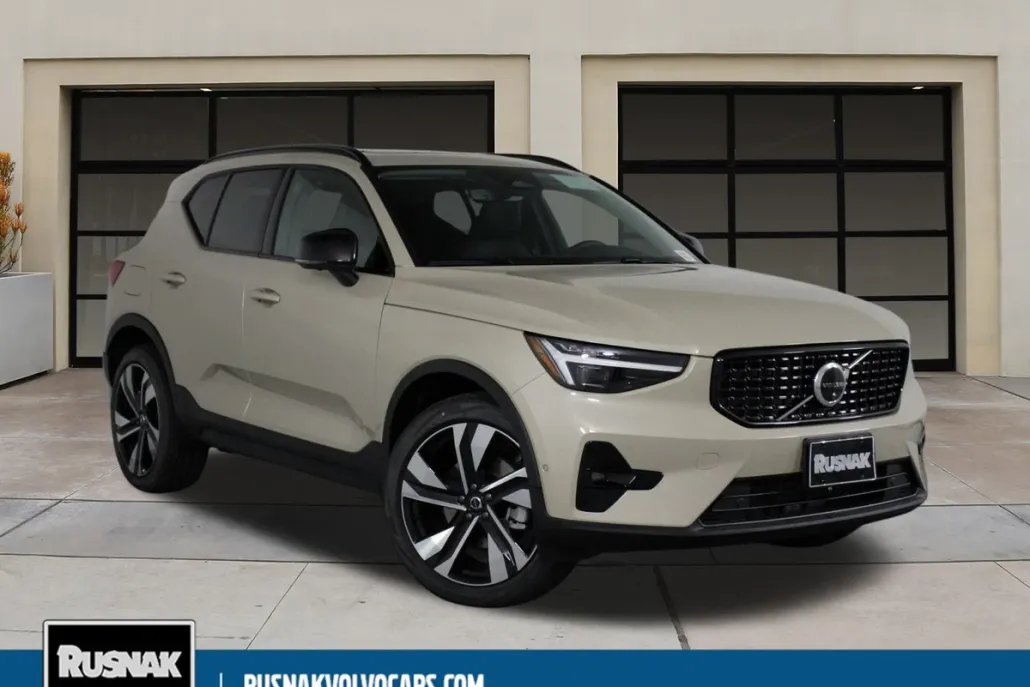 2026 Volvo XC40 photo 1