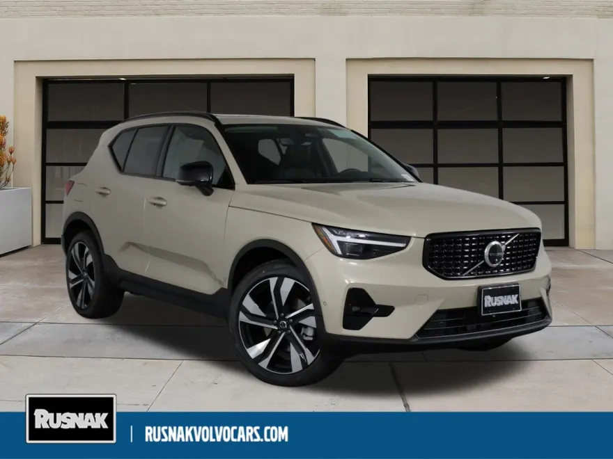 2026 Volvo XC40 photo 1