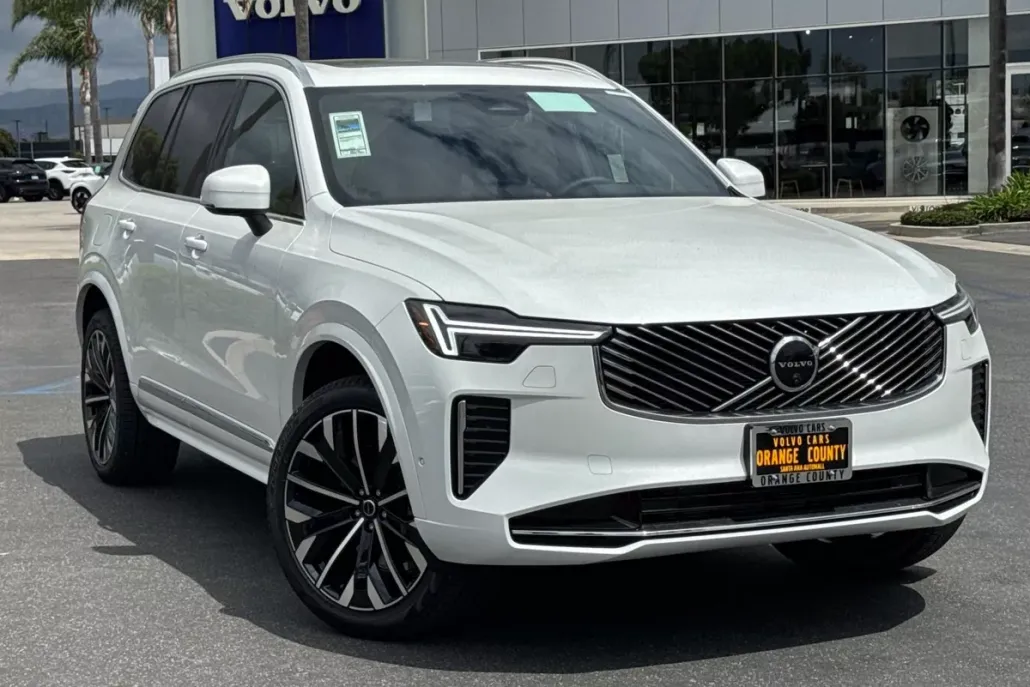 2025 Volvo XC90 B5 Plus photo 1