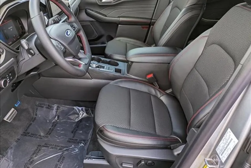 2024 Ford Escape ST-Line photo 1