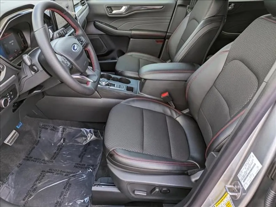 2024 Ford Escape ST-Line photo 1
