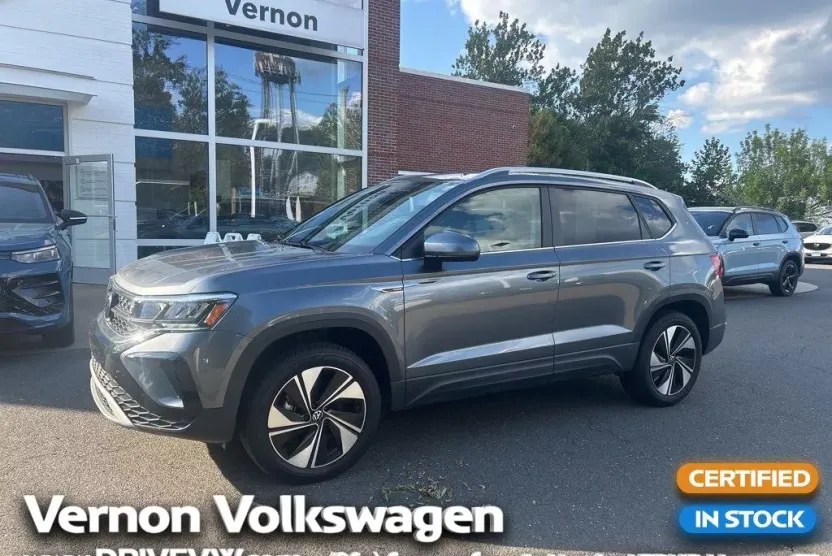 2024 Volkswagen Taos SE photo 1