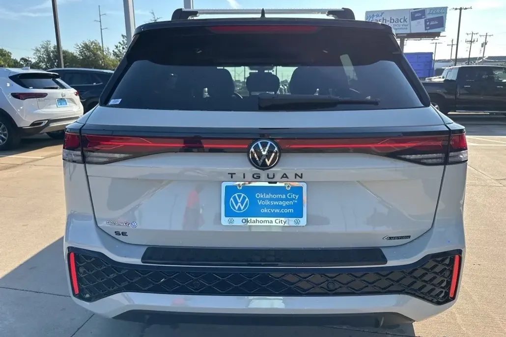 2025 Volkswagen Tiguan SE R-Line Black photo 1