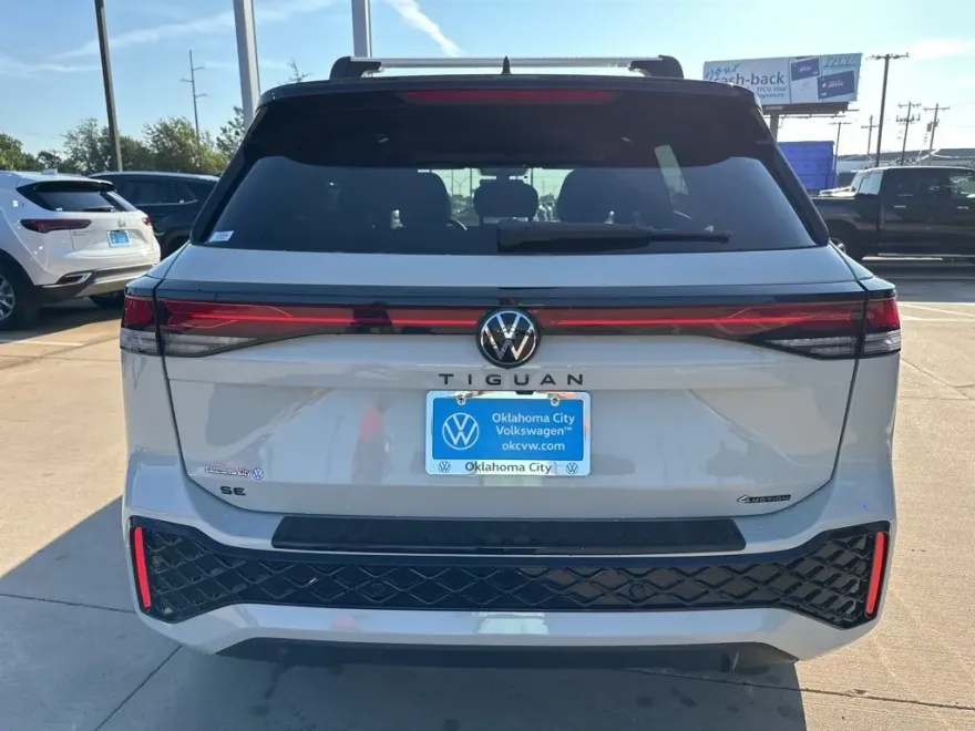 2025 Volkswagen Tiguan SE R-Line Black photo 1
